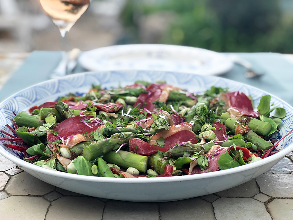 Sommersalat med røkt andebryst og asparges
