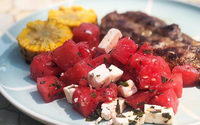 Nakkekoteletter med vannmelon-og fetasalat