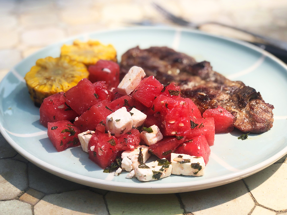 Nakkekoteletter med vannmelon-og fetasalat