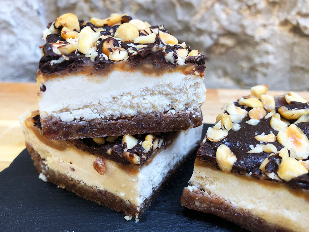 Rå sjokolade- og karamellkake med nøtter