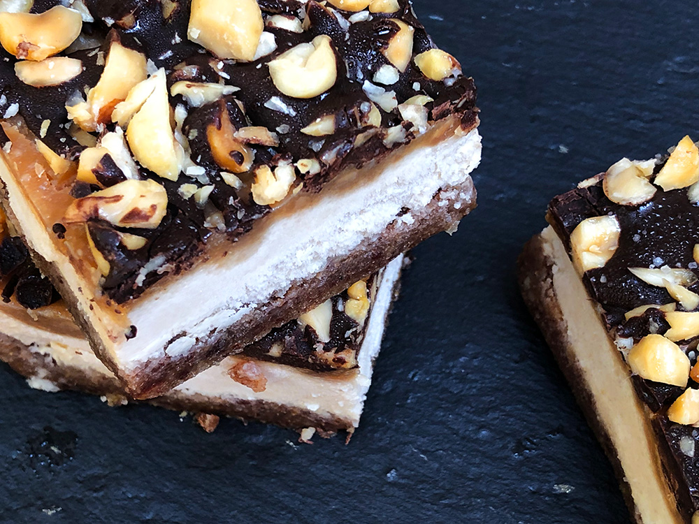 Rå sjokolade- og karamellkake med nøtter