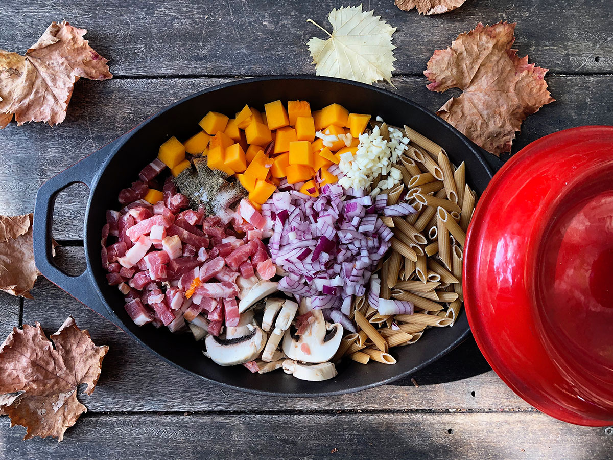 Alt i en kjele med butternut gresskar og pasta
