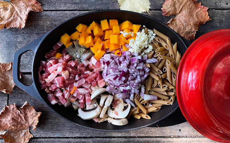 Alt i en kjele med butternut gresskar og pasta
