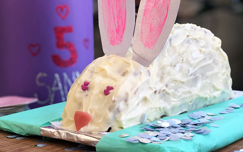 Gulrotkake i kanindrakt