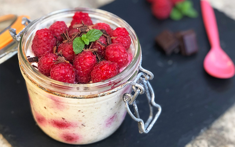 Over natten grøt med bringebær og mørk sjokolade