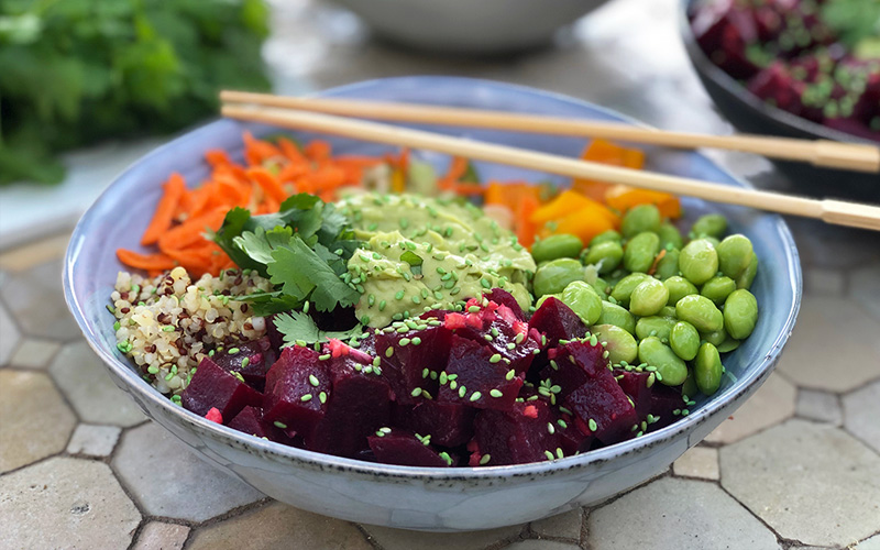Poke bowl med rødbet og avokadokrem
