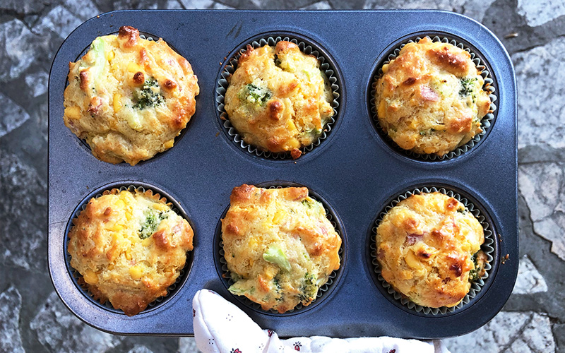 Cheesy og saftige frokostmuffins med cheddar og brokkoli