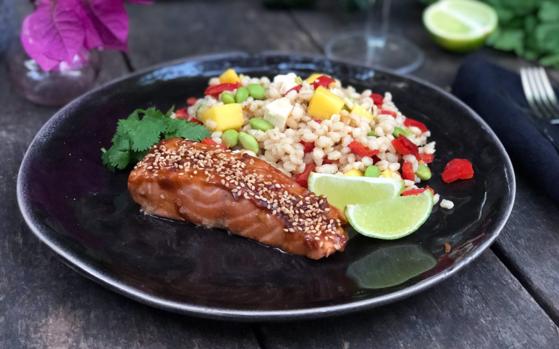Teriyakiglasert laksefilet med lun byggrynssalat