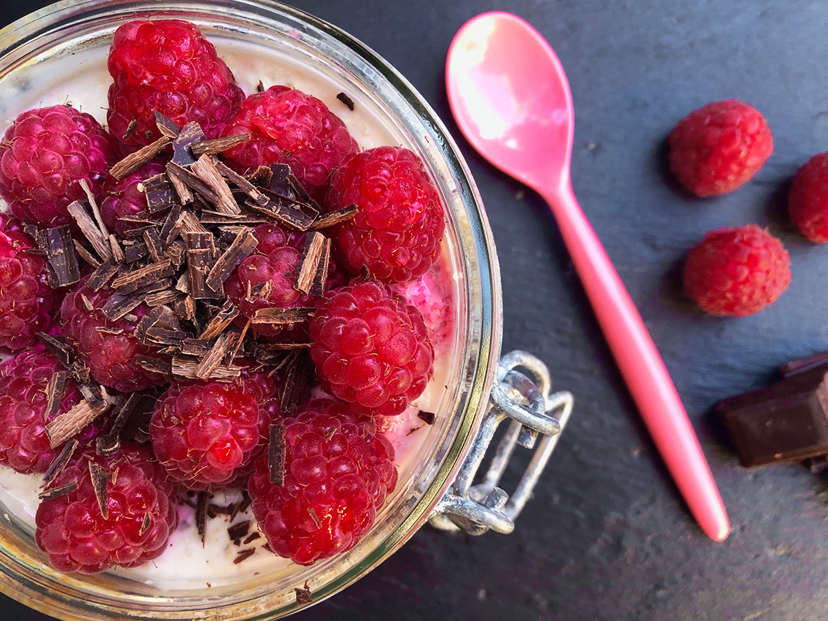 Over natten grøt med bringebær og mørk sjokolade