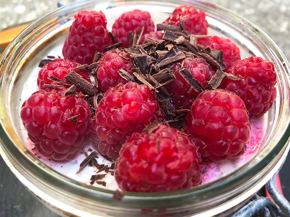 Over natten grøt med bringebær og mørk sjokolade