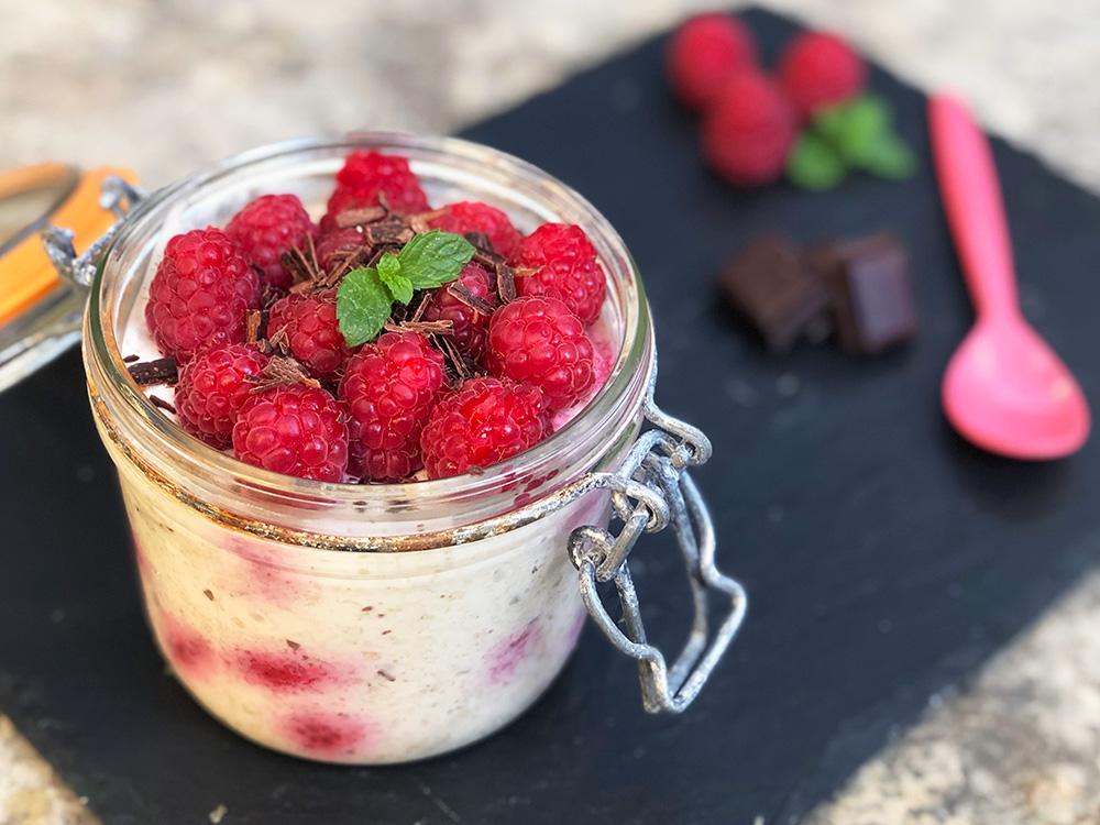 Over natten grøt med bringebær og mørk sjokolade