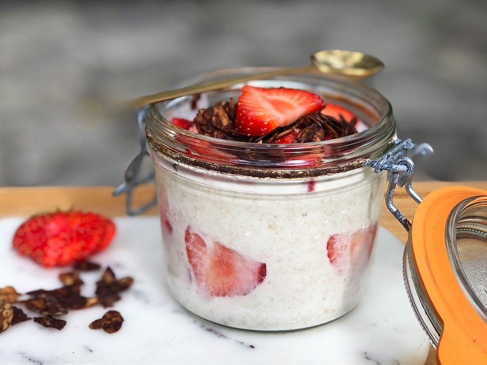 Over natten grøt med jordbær, vanilje og brente mandler
