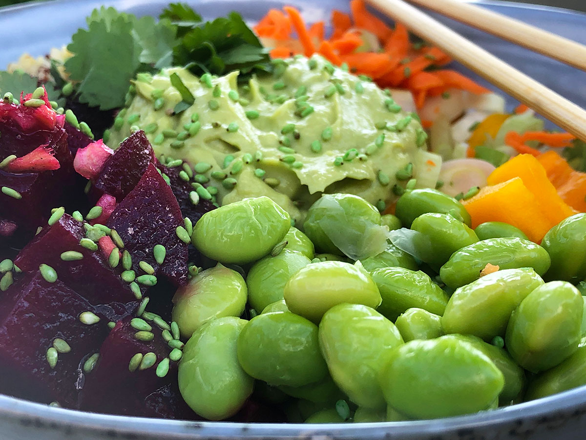 Poke bowl med rødbet og avokadokrem