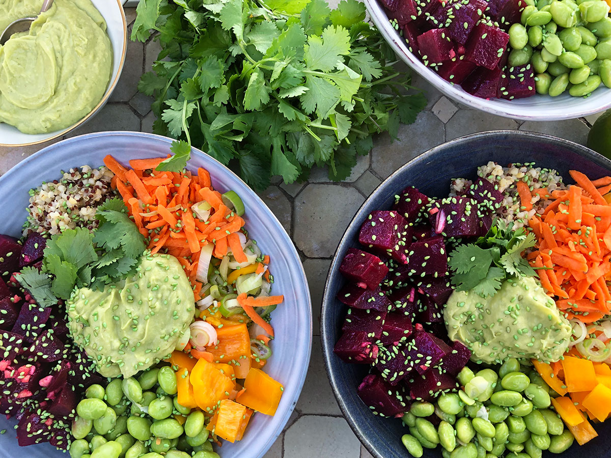 Poke bowl med rødbet og avokadokrem