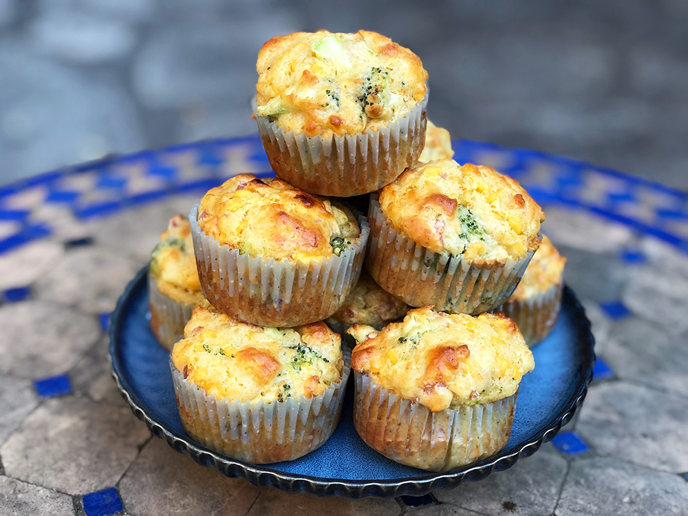 Cheesy og saftige muffins med cheddar og brokkoli