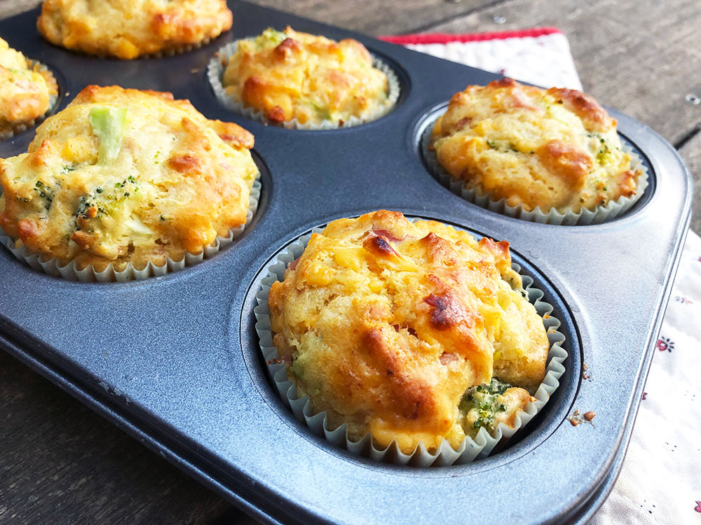 Cheesy og saftige muffins med cheddar og brokkoli