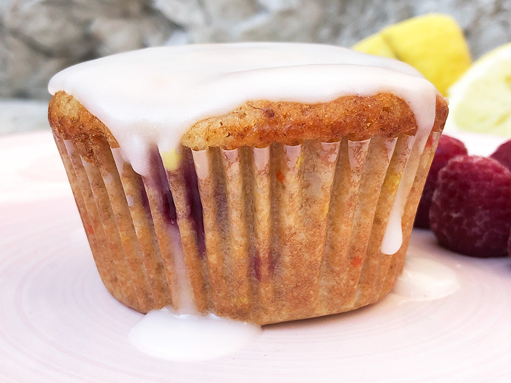 Speltmuffins med bringebær og sitron