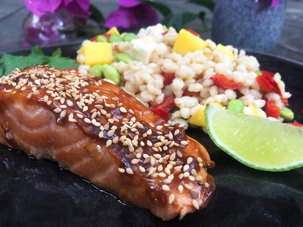 Teriyakiglasert laksefilet med lun byggrynssalat