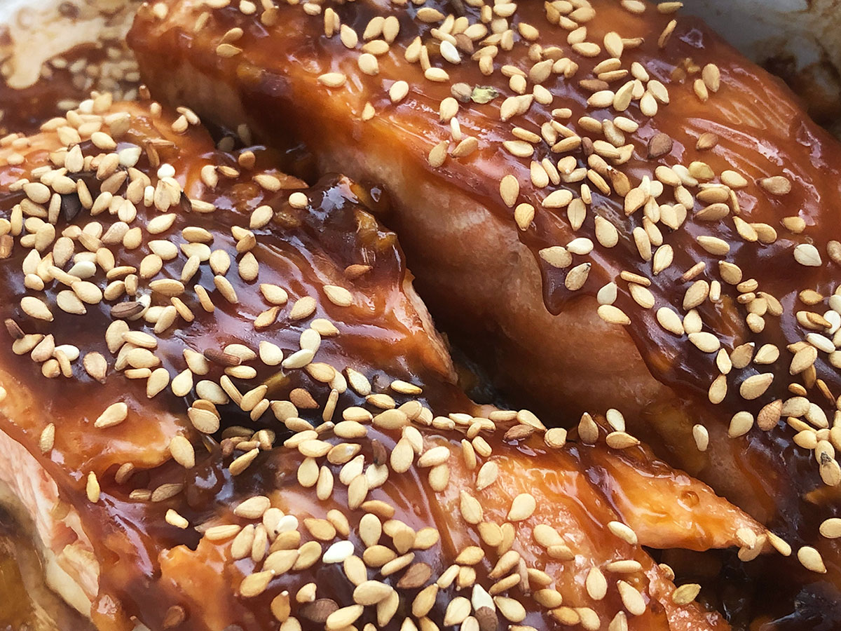 Teriyakiglasert laksefilet med lun byggrynssalat