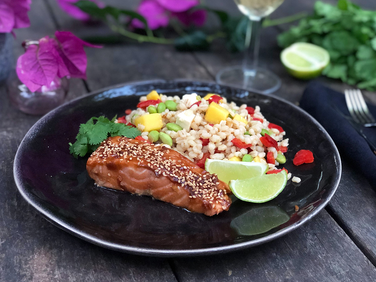 Teriyakiglasert laksefilet med lun byggrynssalat