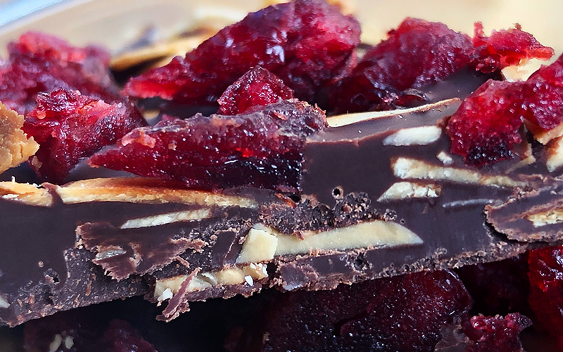 Sjokoladebark med tranebær og ristede mandler