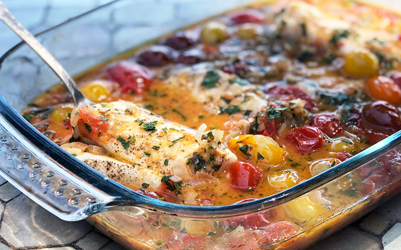 Bakt torsk med urtesmør, cherrytomater og blomkålris