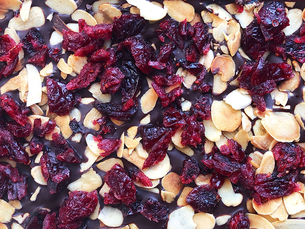 Sjokoladebark med tranebær og ristede mandler