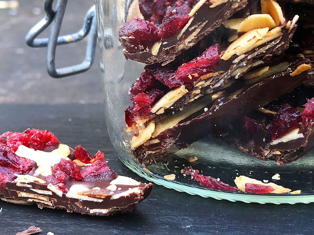 Sjokoladebark med tranebær og ristede mandler