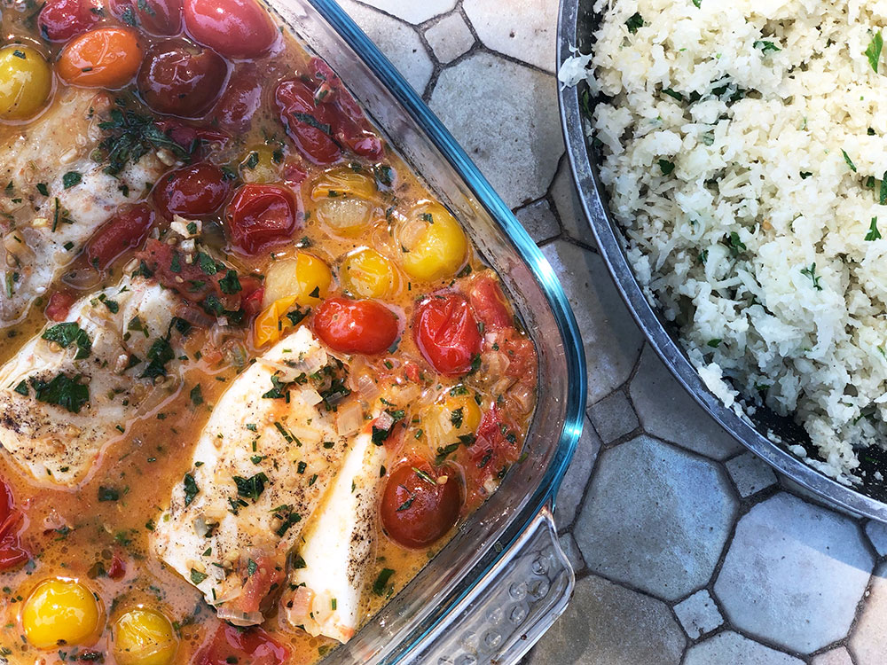 Bakt torsk med urtesmør, cherrytomater og blomkålris