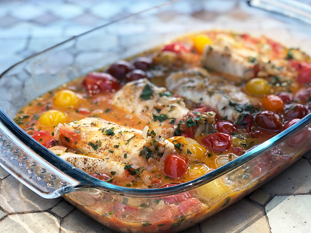 Bakt torsk med urtesmør, cherrytomater og blomkålris