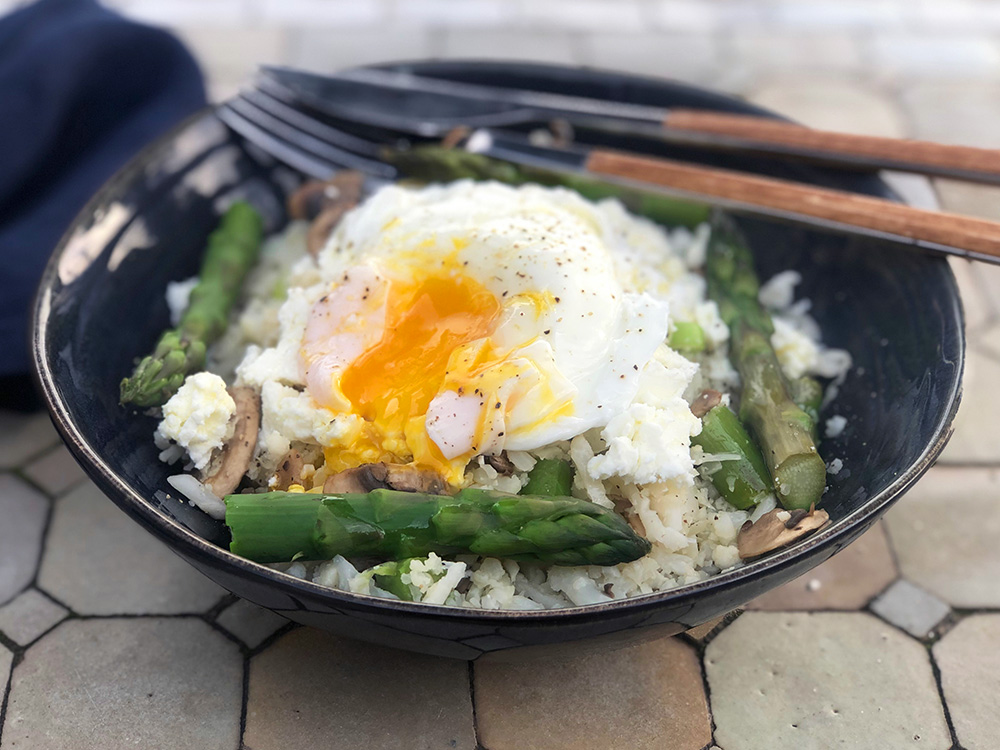 Lett blomkålris med asparges, feta og posjert egg