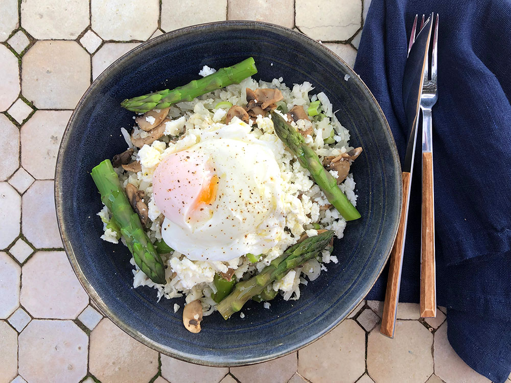 Lett blomkålris med asparges, feta og posjert egg