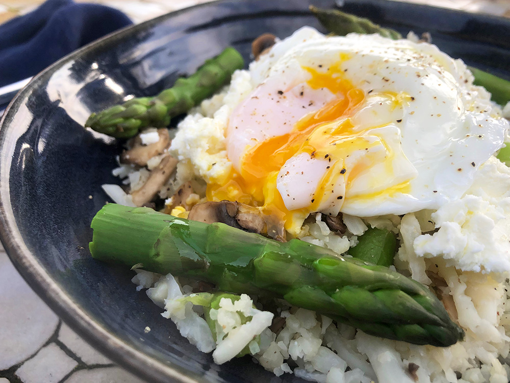 Lett blomkålris med asparges, feta og posjert egg
