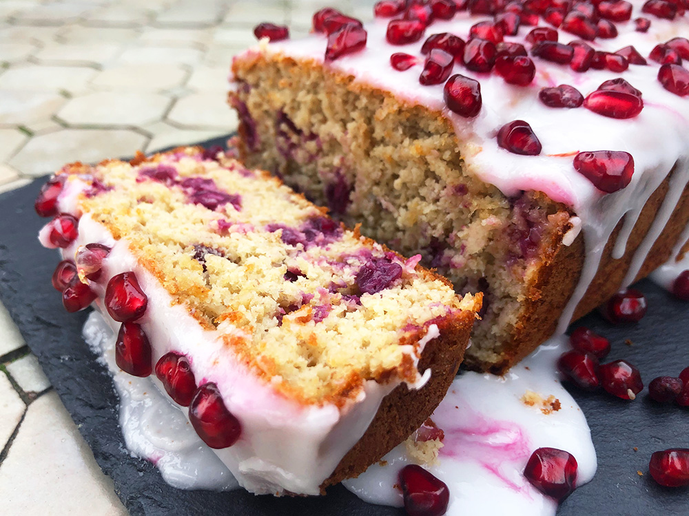 Saftig formkake med granateple