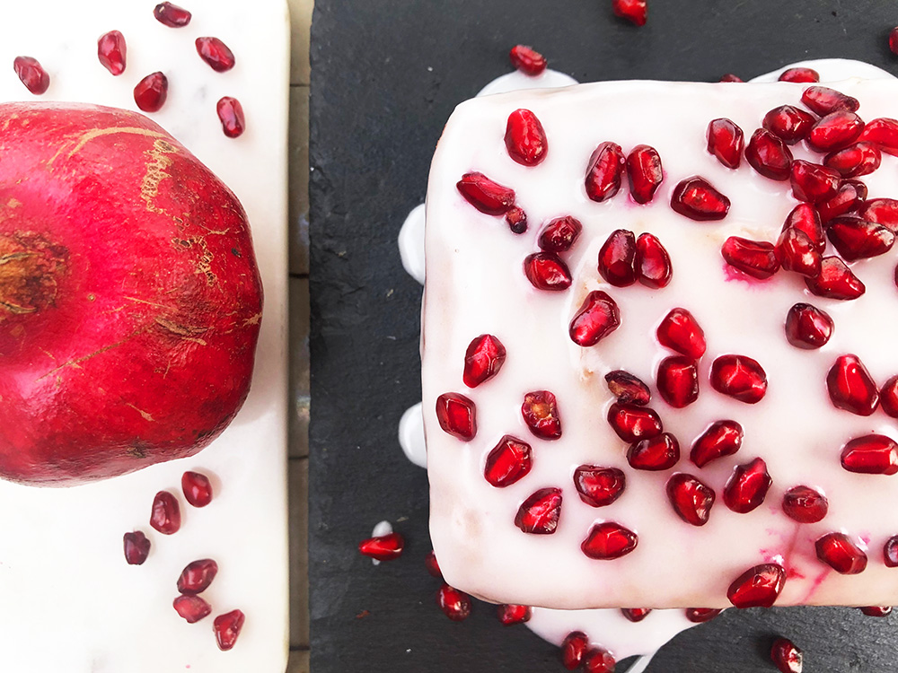 Saftig formkake med granateple