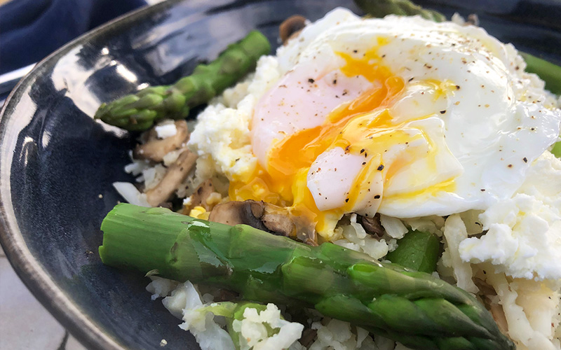 Lett blomkålris med asparges, feta og posjert egg