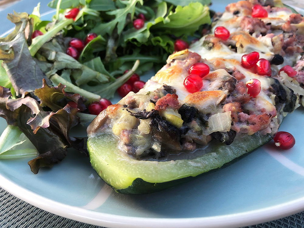 Gratinerte squashbåter fylt med kremet kylling og sopp