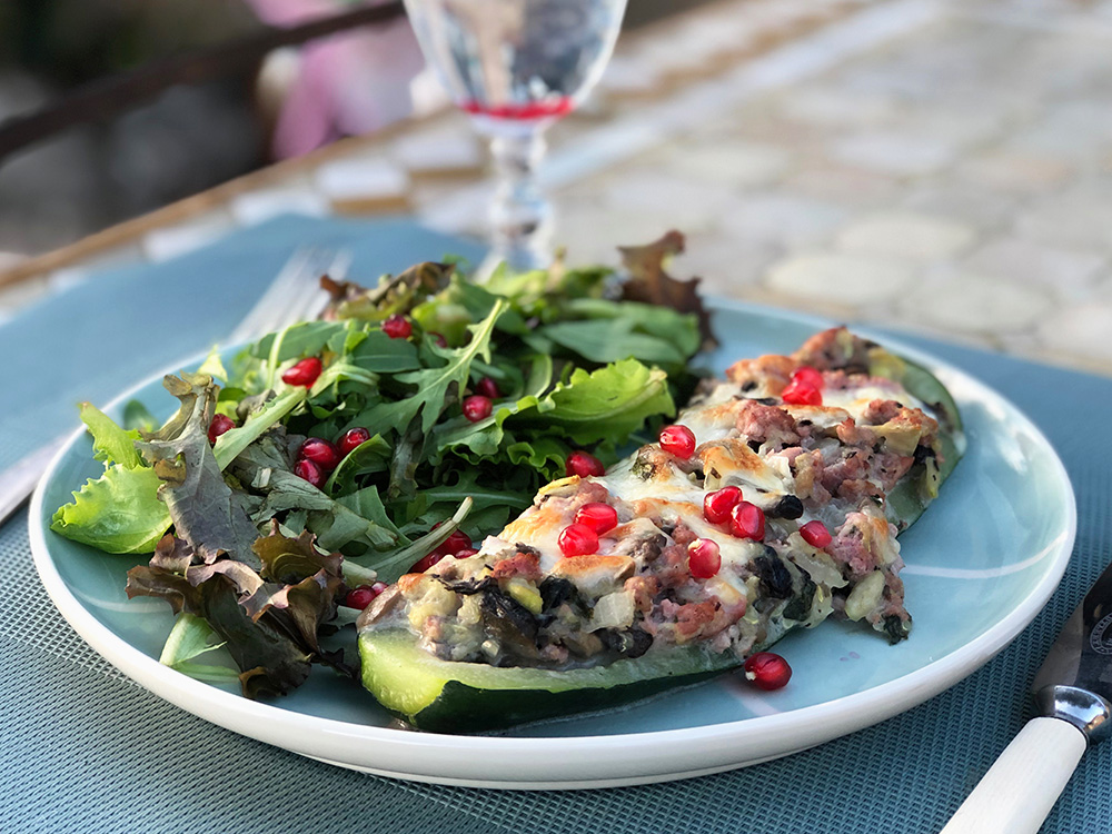 Gratinerte squashbåter fylt med kremet kylling og sopp