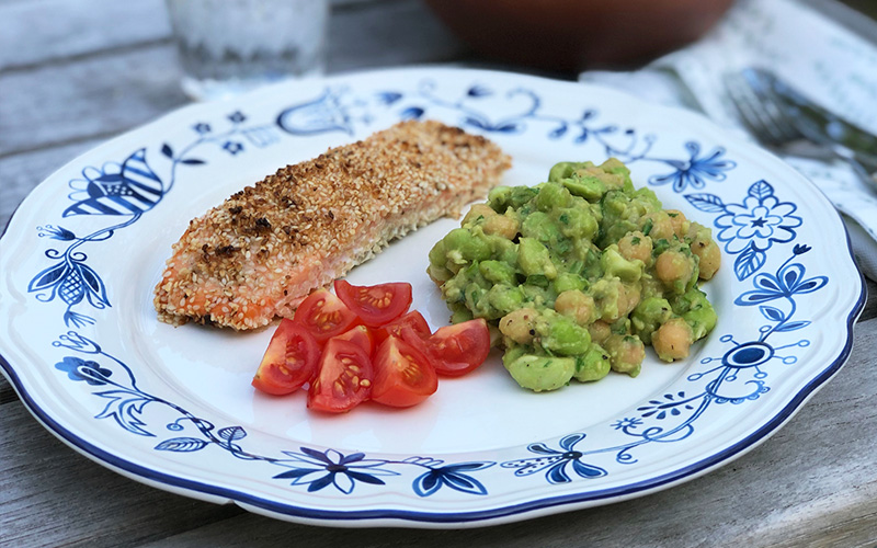 Sesamfrøpanert laks med edamame- og kikertsalat