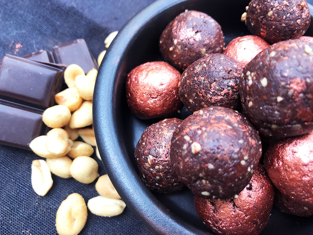 Rå bliss balls med peanøtter og sjokolade