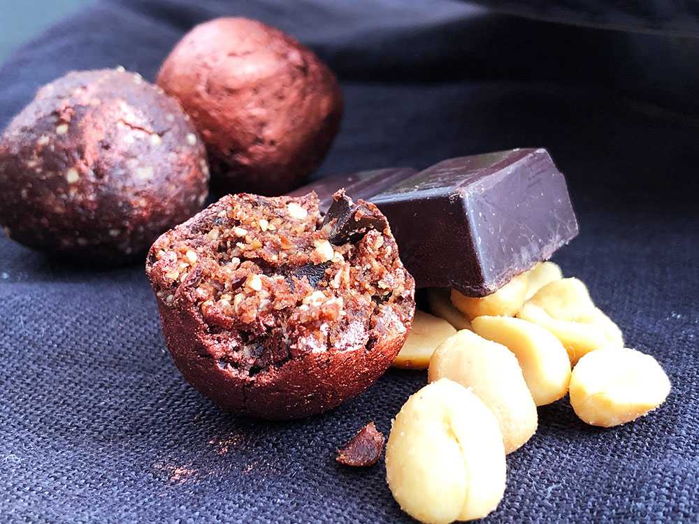 Rå bliss balls med peanøtter og sjokolade