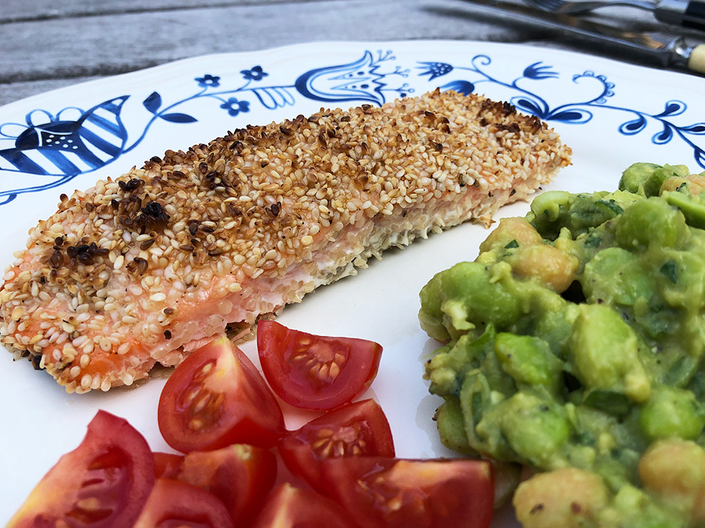 Sesamfrøpanert laks med edamame- og kikertsalat