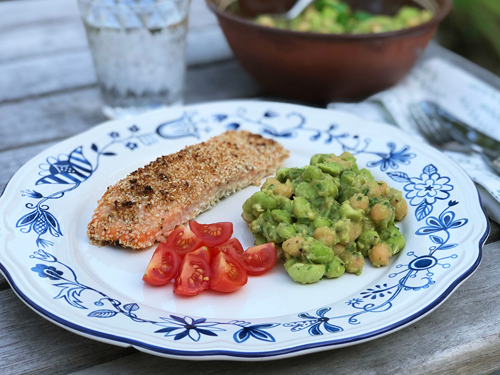 Sesamfrøpanert laks med edamame- og kikertsalat