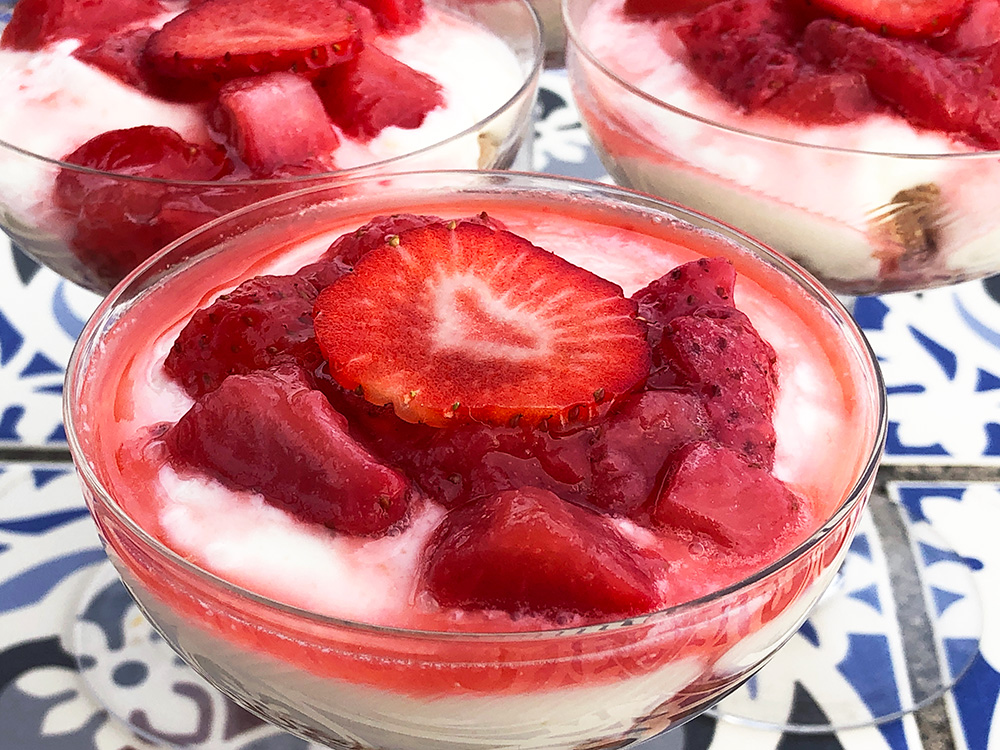 Strawberry cheesecake crumble