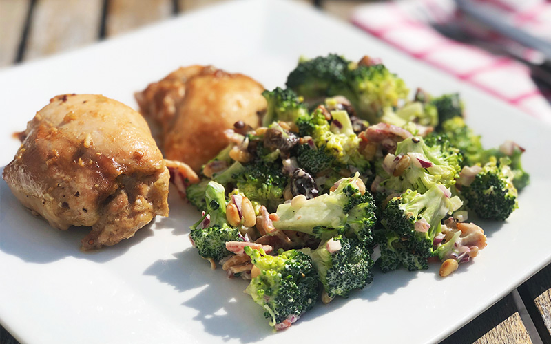 Marinert kylling med kremet brokkolisalat