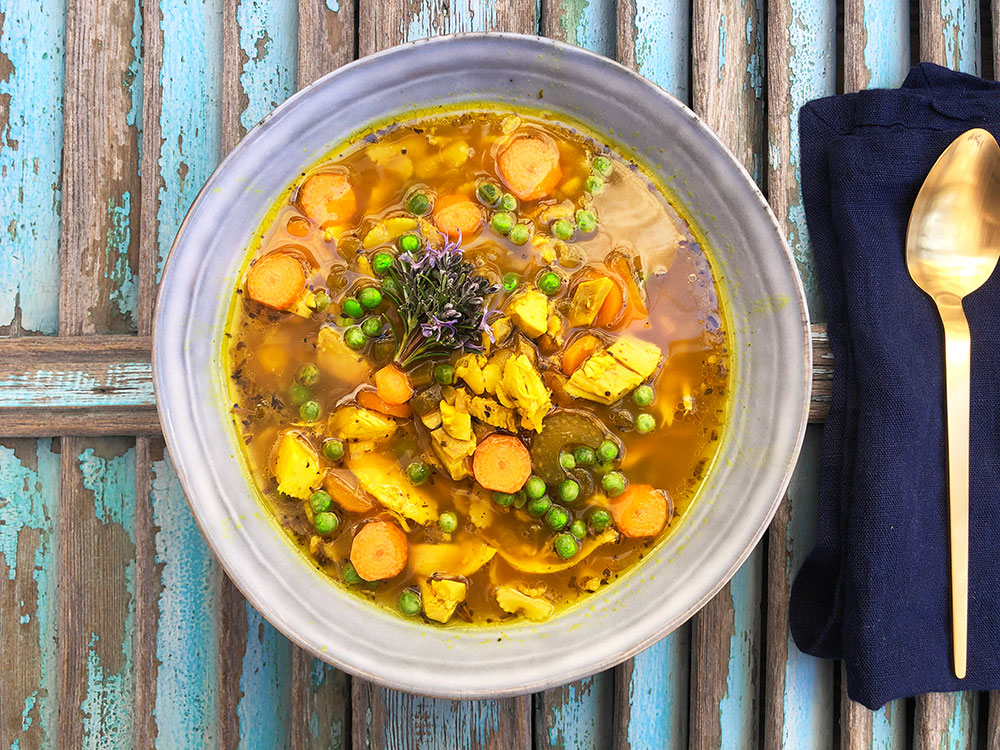 Varmende hønsesuppe med kraft i hver dråpe