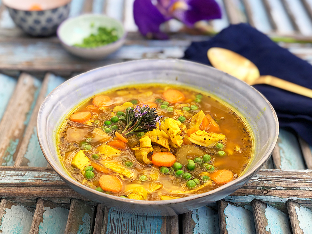 Varmende hønsesuppe med kraft i hver dråpe