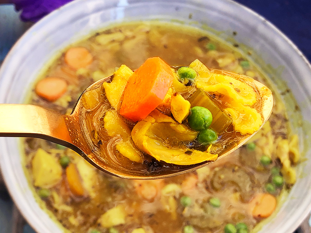 Varmende hønsesuppe med kraft i hver dråpe