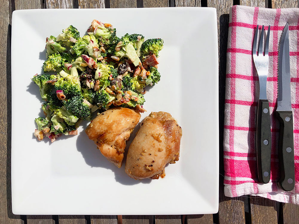 Marinert kylling med kremet brokkolisalat