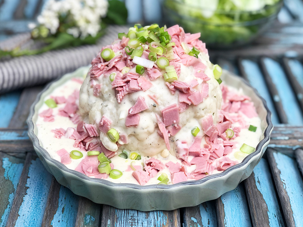 Hel blomkål med skinke og enkel ostesaus